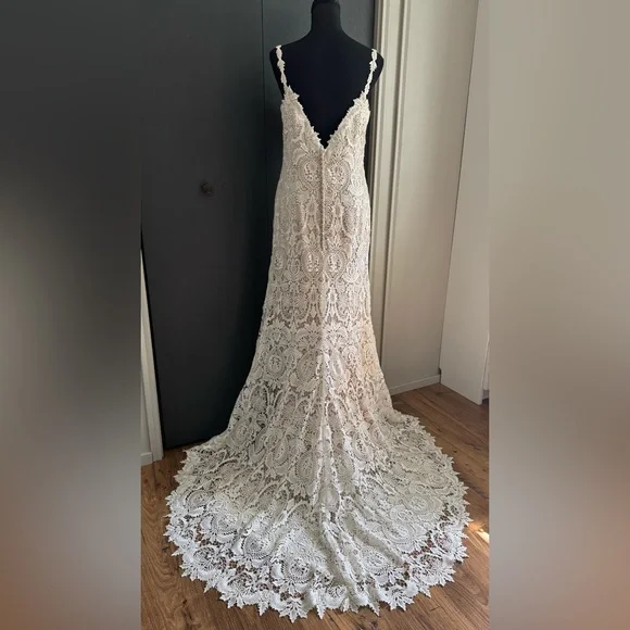 Lillian West Cream/Nude SZ 12 Fitted Sheath Venice Lace Wedding Dress Style 6495 - Picture 11 of 16